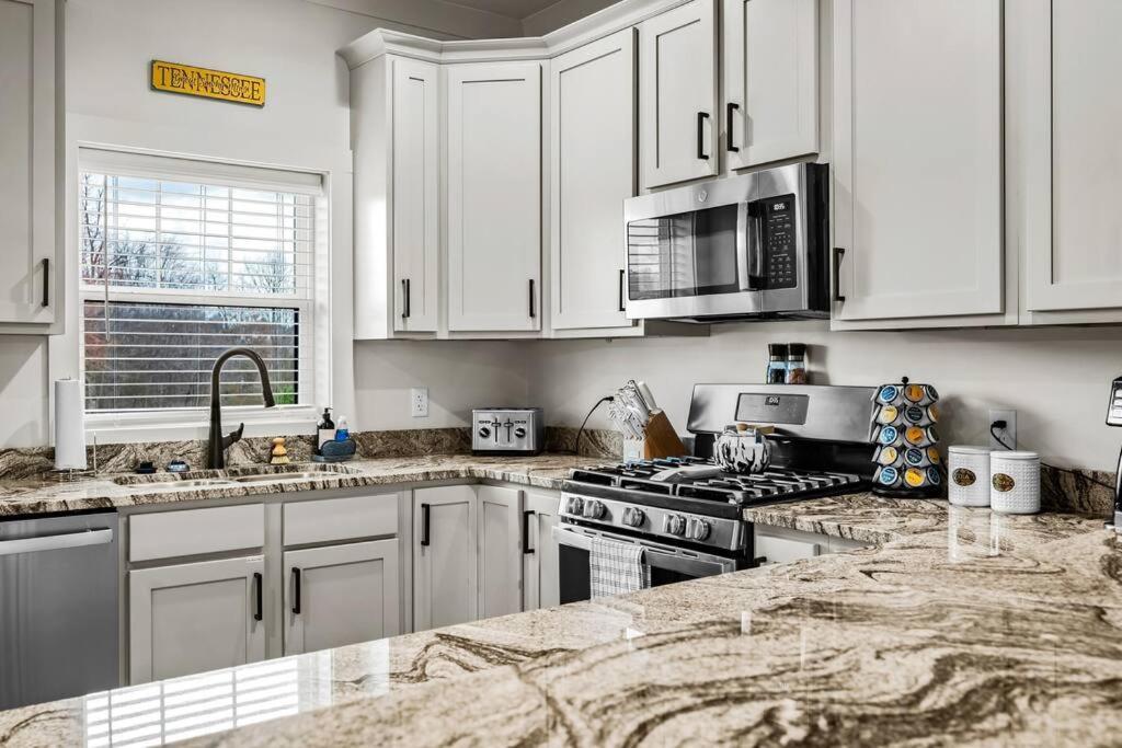 *Dog Friendly*Modern Home-Minutes To Dollywood, Gatlinburg, Smoky Mountains & Pigeon Forge! Exterior photo